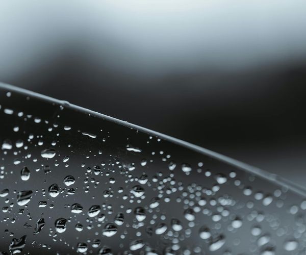 Calm abstract image symbolizing clarity and focus.